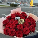 Raudonų rožių puokštė su aukso-sidabro rožėmis